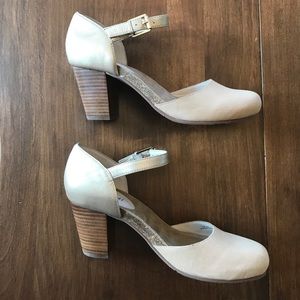 NWOT Sudini nude heels